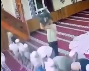 Foto - Namaz sırasında imama tabureyle vurdu! Sonrasında bakın ne oldu