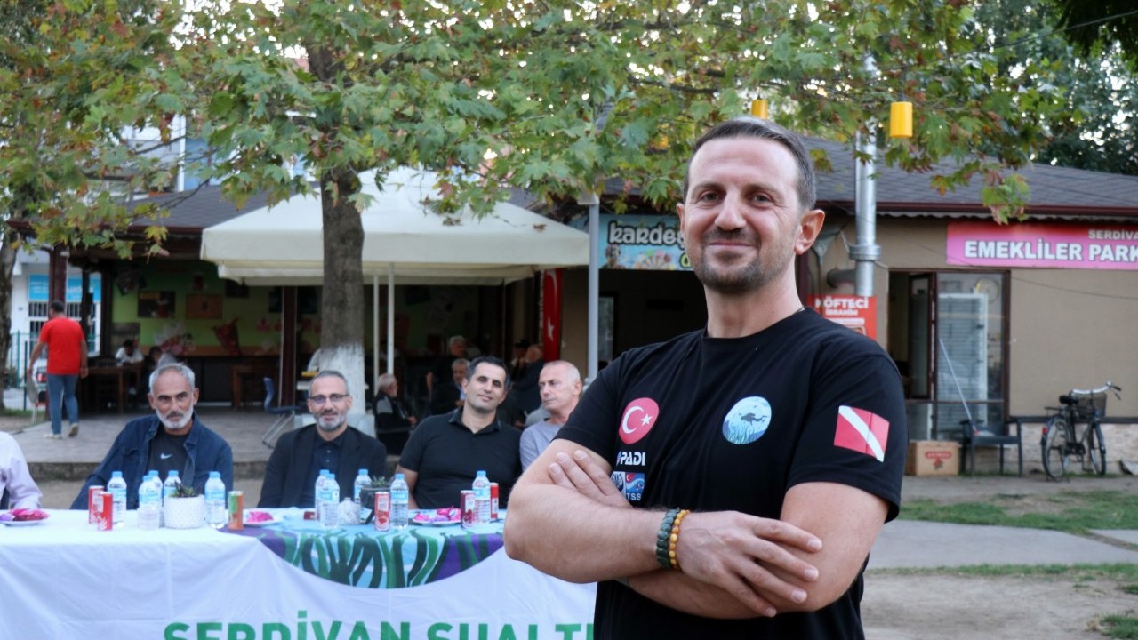 Foto - Namazı kaçırmanın bahanesi olmaz: Denizin dibinde saf tutup namaz kıldılar!