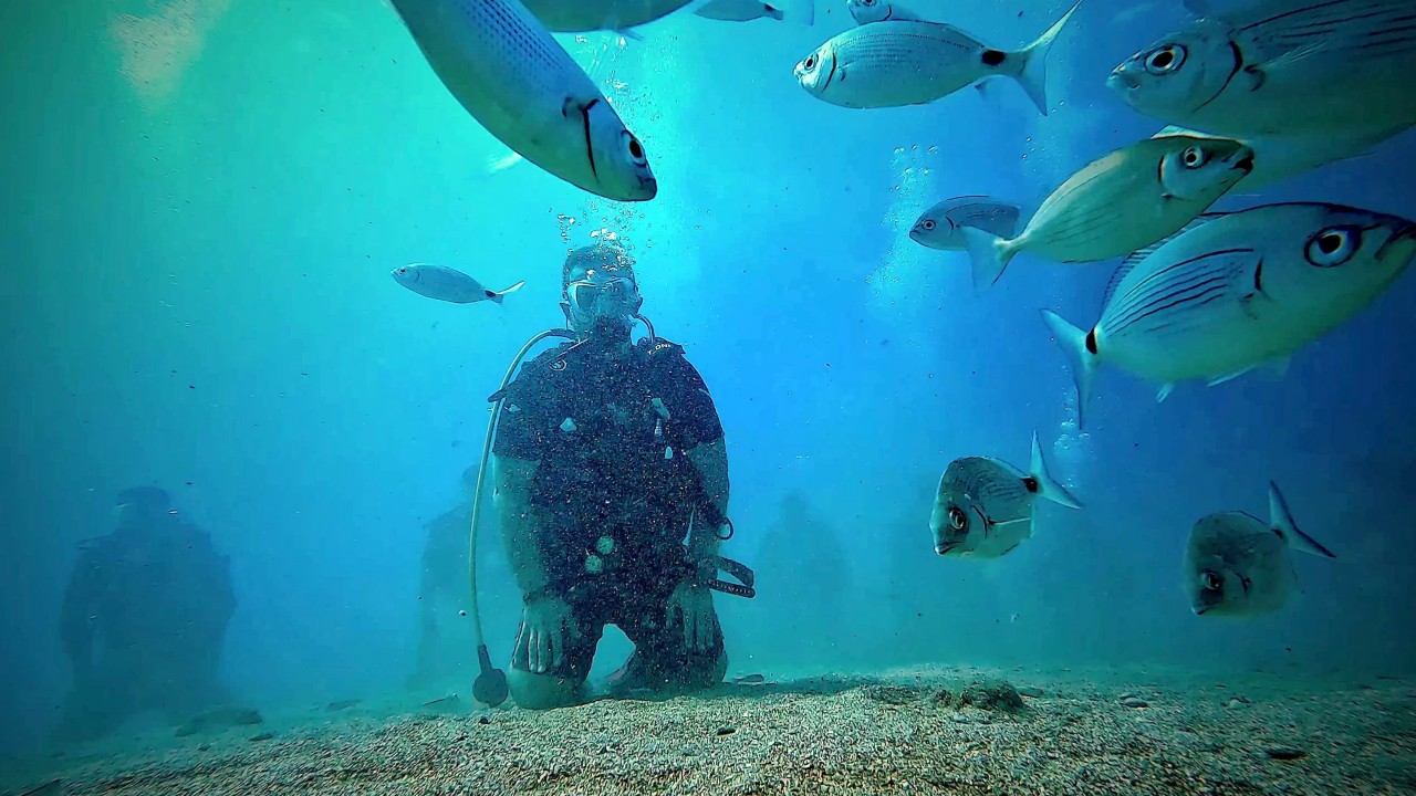 Foto - Namazı kaçırmanın bahanesi olmaz: Denizin dibinde saf tutup namaz kıldılar!