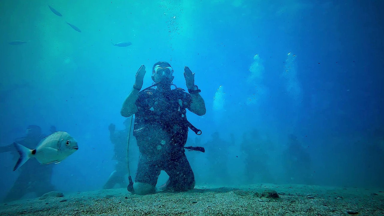 Foto - Namazı kaçırmanın bahanesi olmaz: Denizin dibinde saf tutup namaz kıldılar!