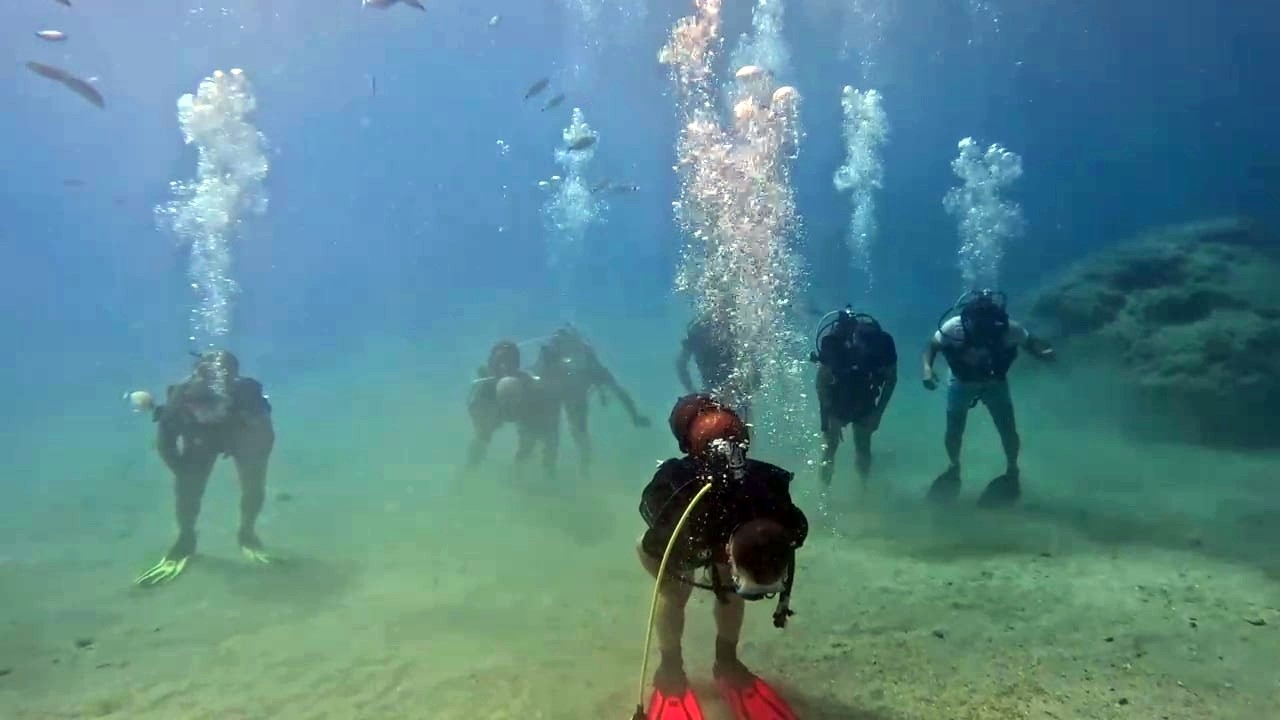 Foto - Namazı kaçırmanın bahanesi olmaz: Denizin dibinde saf tutup namaz kıldılar!