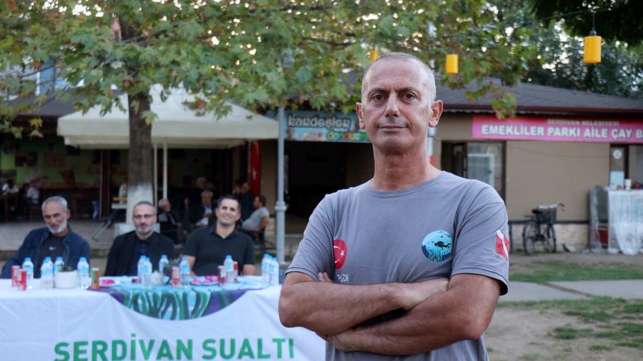 Foto - Namazı kaçırmanın bahanesi olmaz: Denizin dibinde saf tutup namaz kıldılar!