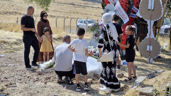 Foto - Narin'in kabri oyuncaklarla doldu! 