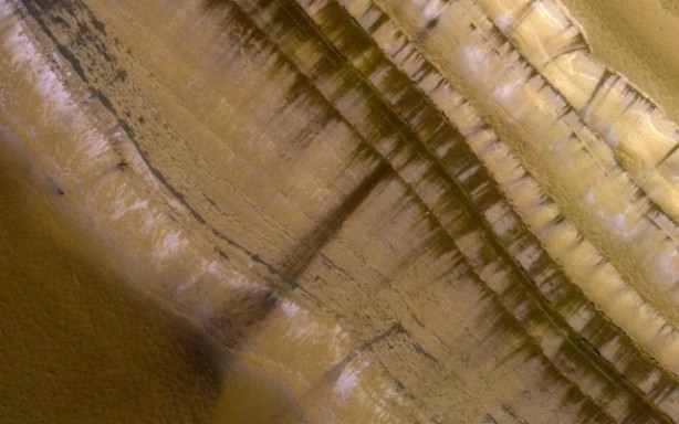 NASA: Mars'ta çok fazla su var