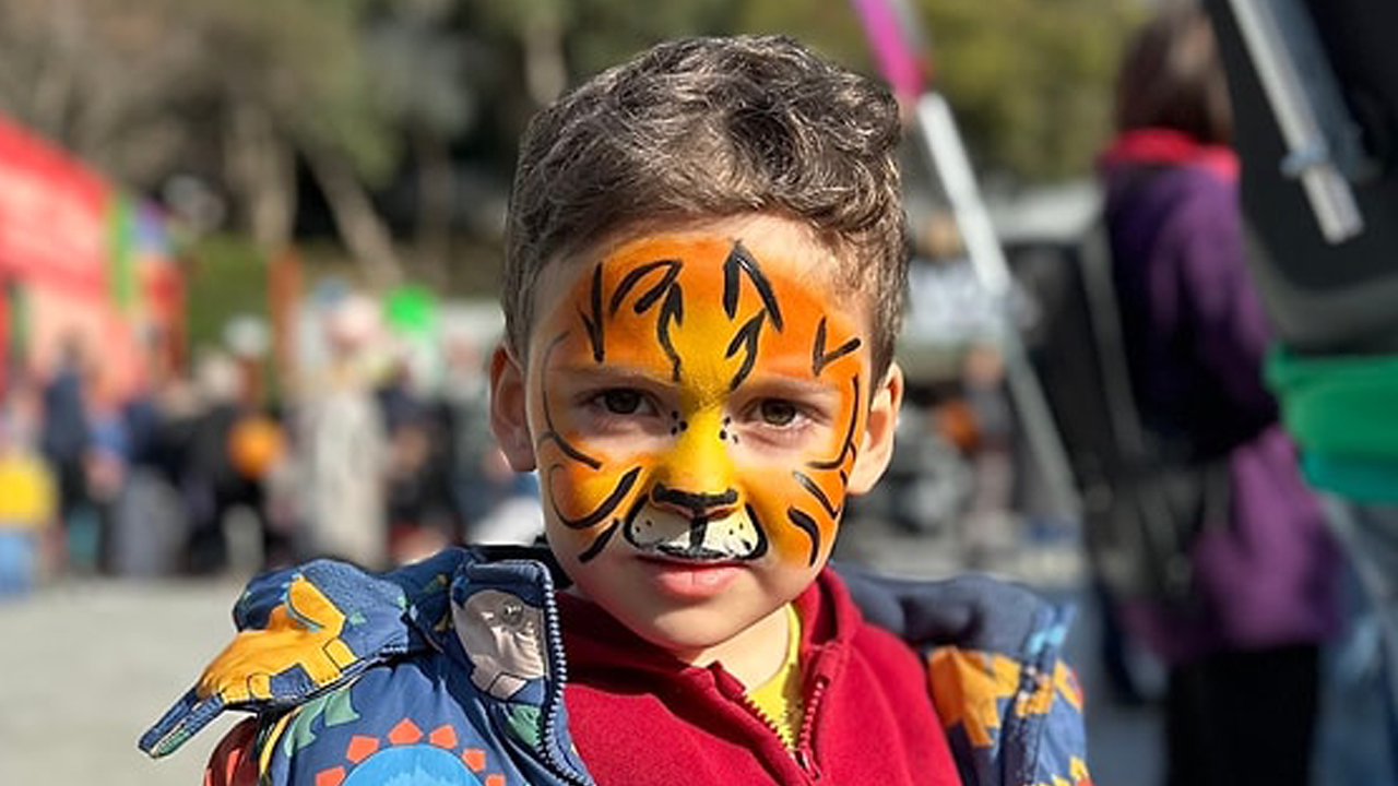 Foto - Nasıl üretildiğini biliyor musunuz? Çocuklardaki yüz boyasında büyük tehlike