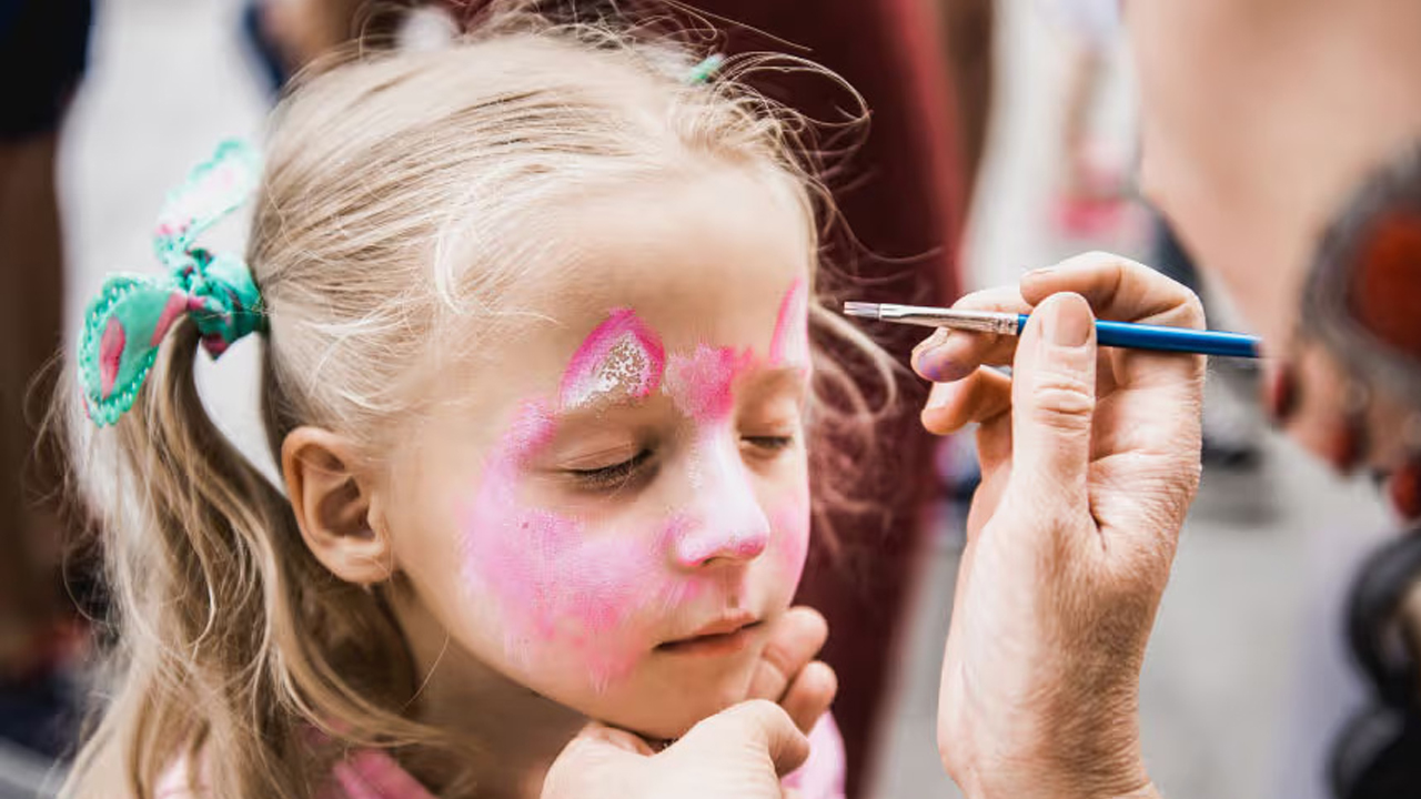 Foto - Nasıl üretildiğini biliyor musunuz? Çocuklardaki yüz boyasında büyük tehlike