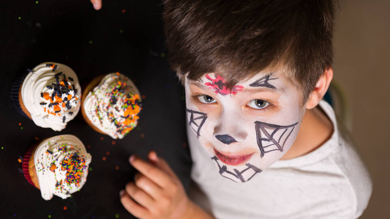 Foto - Nasıl üretildiğini biliyor musunuz? Çocuklardaki yüz boyasında büyük tehlike