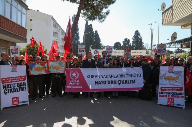 NATO karargahı önünde, İsveç'te Kur'an-ı Kerim'in yakılmasına tepki