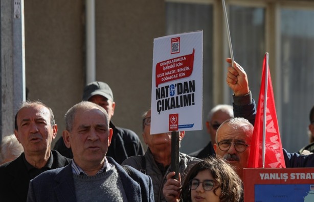 Foto - NATO karargahı önünde, İsveç'te Kur'an-ı Kerim'in yakılmasına tepki