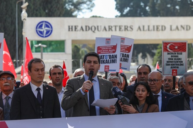 Foto - NATO karargahı önünde, İsveç'te Kur'an-ı Kerim'in yakılmasına tepki