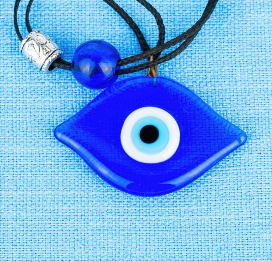 Foto - Nazar boncuğu Cinlere açılan kapı! Nazardan korunalım diye İblis’e sığınanlar işte Horus’un gözü