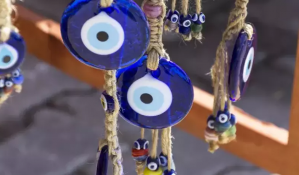 Foto - Nazar boncuğu Cinlere açılan kapı! Nazardan korunalım diye İblis’e sığınanlar işte Horus’un gözü