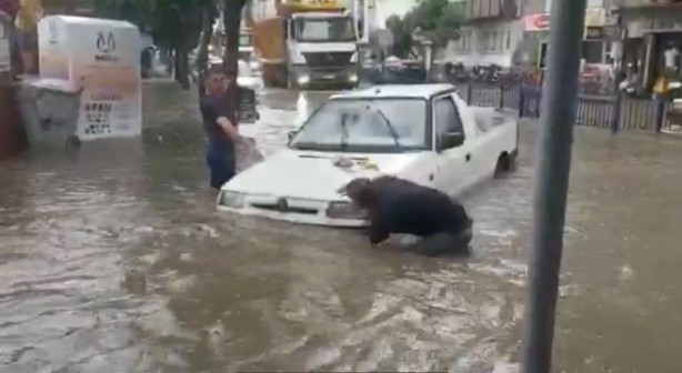 Foto - Nazilli'de caddeler göle döndü!