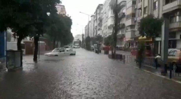 Foto - Nazilli'de caddeler göle döndü!
