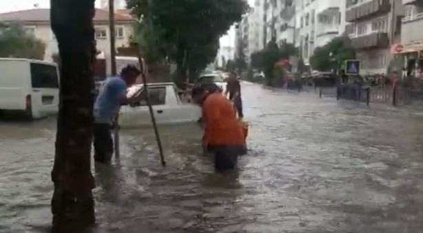 Foto - Nazilli'de caddeler göle döndü!