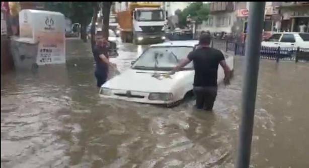 Foto - Nazilli'de caddeler göle döndü!