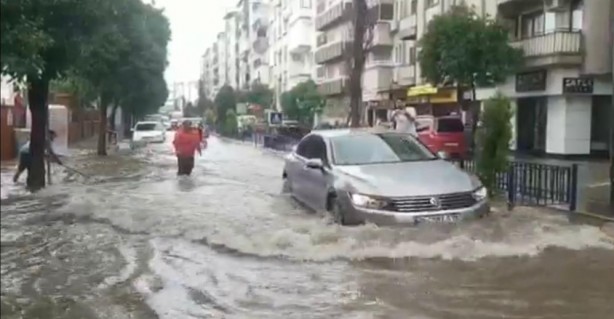 Foto - Nazilli'de caddeler göle döndü!