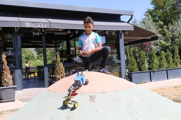 Foto - Ne interneti ne de sosyal medyası var! 13 yaşındaki çocuk tasarımlarıyla şaşırttı