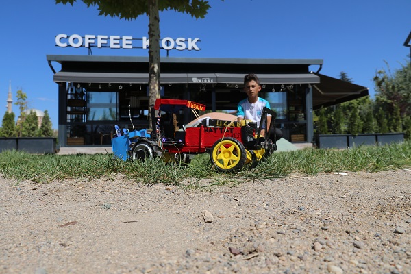 Foto - Ne interneti ne de sosyal medyası var! 13 yaşındaki çocuk tasarımlarıyla şaşırttı