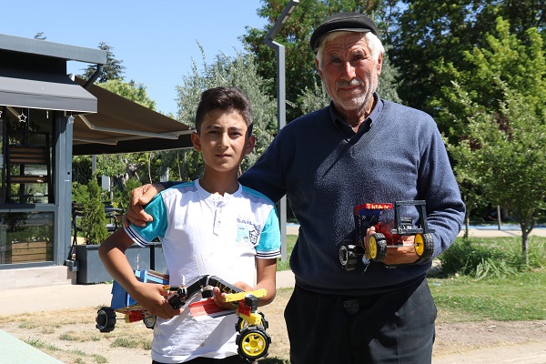 Foto - Ne interneti ne de sosyal medyası var! 13 yaşındaki çocuk tasarımlarıyla şaşırttı