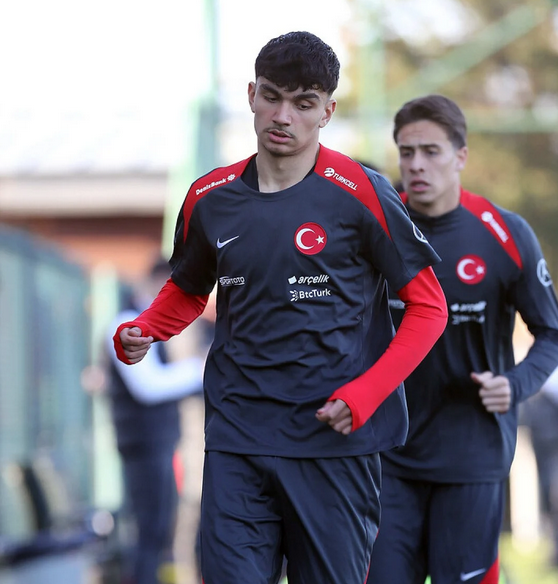 Ne oldu sana böyle Stefan Kuntz! Kendi ülkesini yerden yere vurdu... Can'ı fena halde sıkıldı fena...