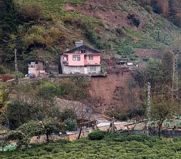 Foto - Ne olduysa sağanaktan sonra oldu! Rize’de korkunç görüntü