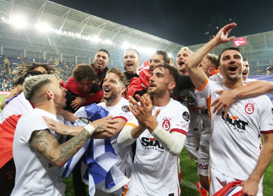 Ne oluyor, neler oluyor? Süper Lig'dekileri çıldırtacak adımı duyurdu! Galatasaray topa girerse rakiplerinin hiç istemediği şey olacak: Benfica'nın yıldızı Galatasaray'a! 