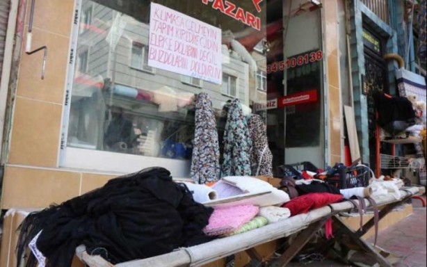 Foto - Ne umdu ne buldu! Dükkana astığı bu afiş ciroyu patlattı