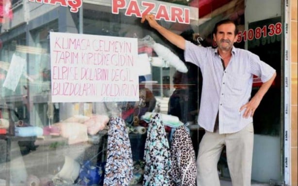 Foto - Ne umdu ne buldu! Dükkana astığı bu afiş ciroyu patlattı