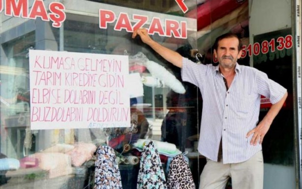 Foto - Ne umdu ne buldu! Dükkana astığı bu afiş ciroyu patlattı