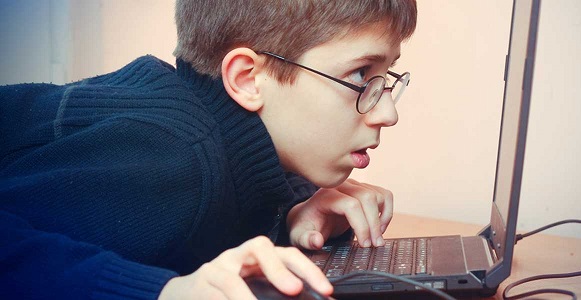 Foto - Ne yapmak gerekiyor? İnternette çocuklar için 7 tehlike