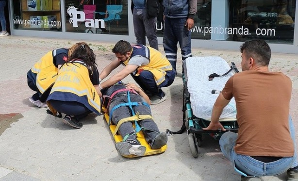 Ne zaman son bulacak? Sokak köpeğinden kaçarken otomobil çarptı!