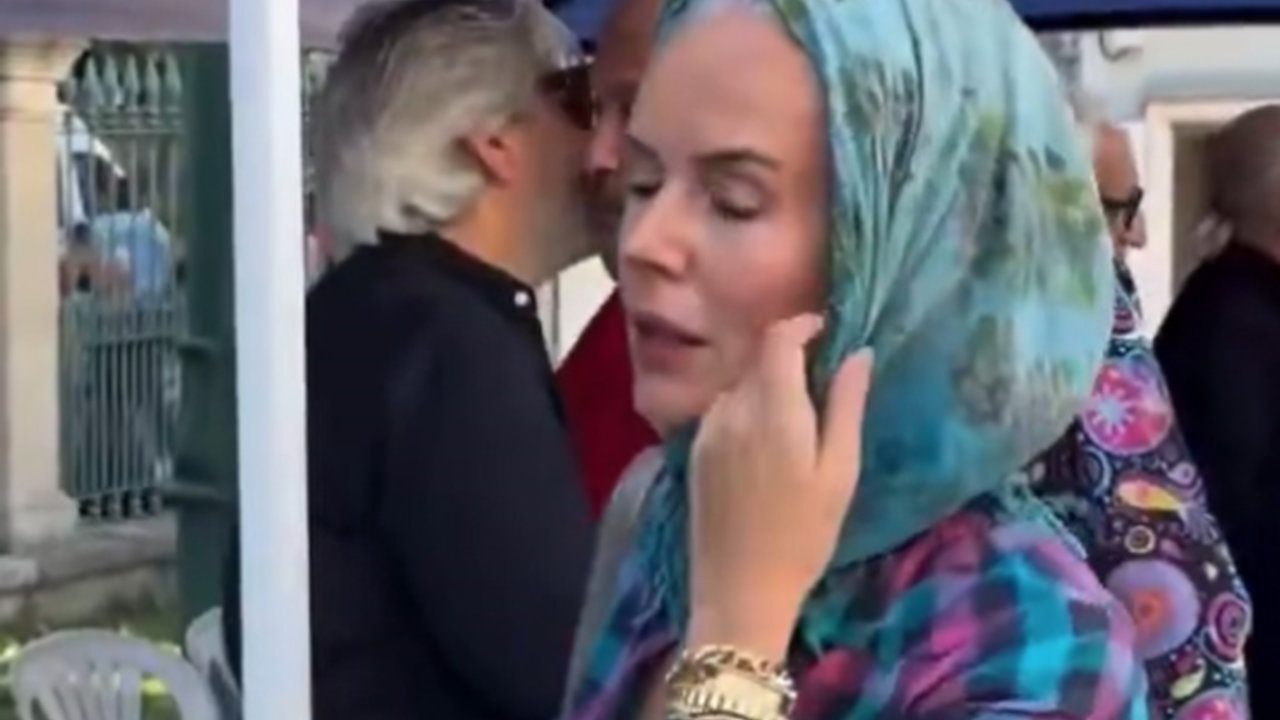 Foto - Necla Uygur’un cenazesinde dekolte rezilliği! Ünlü isim başını örttü, göğsünü açtı