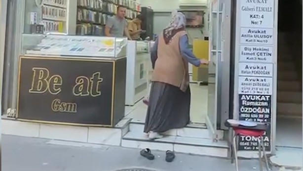 Nedenini duyunca çok şaşıracaksınız! Terliğini çıkartarak içeri giriyor