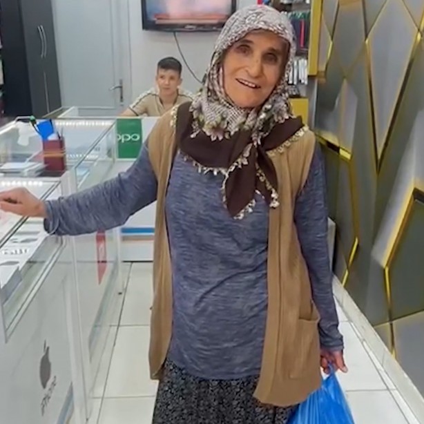 Foto - Nedenini duyunca çok şaşıracaksınız! Terliğini çıkartarak içeri giriyor