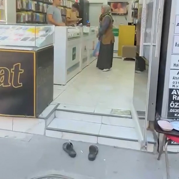 Foto - Nedenini duyunca çok şaşıracaksınız! Terliğini çıkartarak içeri giriyor