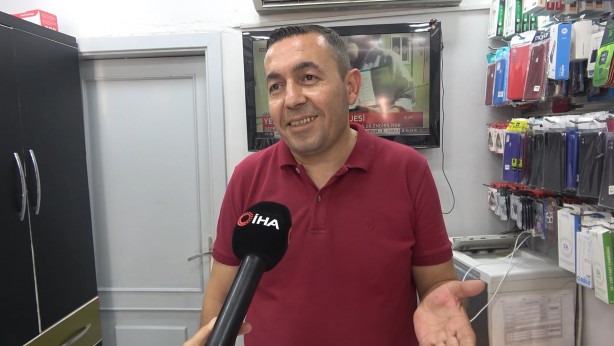 Foto - Nedenini duyunca çok şaşıracaksınız! Terliğini çıkartarak içeri giriyor