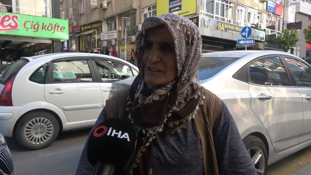 Foto - Nedenini duyunca çok şaşıracaksınız! Terliğini çıkartarak içeri giriyor