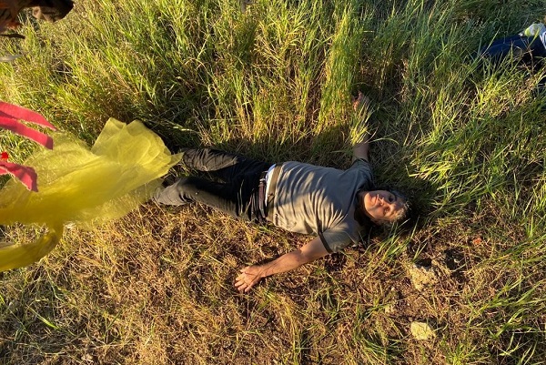 Foto - Nedenini duyunca çok şaşıracaksınız! Profesör kendini ağaca bağladı