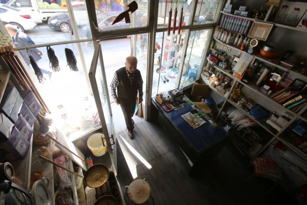 Foto - Nedenini duyunca şaşıracaksınız! Her hafta dükkânı açıyor ama satış yok