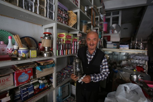 Foto - Nedenini duyunca şaşıracaksınız! Her hafta dükkânı açıyor ama satış yok