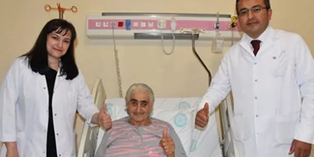 Nefes darlığı şikayetiyle hastaneye giden kadının karnından öyle bir şey çıktı ki!