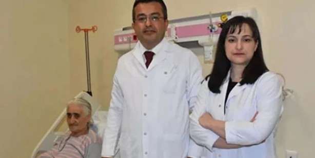 Foto - Nefes darlığı şikayetiyle hastaneye giden kadının karnından öyle bir şey çıktı ki!