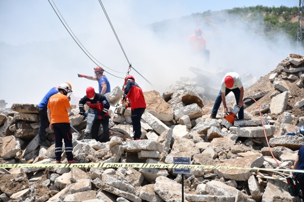 Foto - Nefes kesen deprem tatbikatı