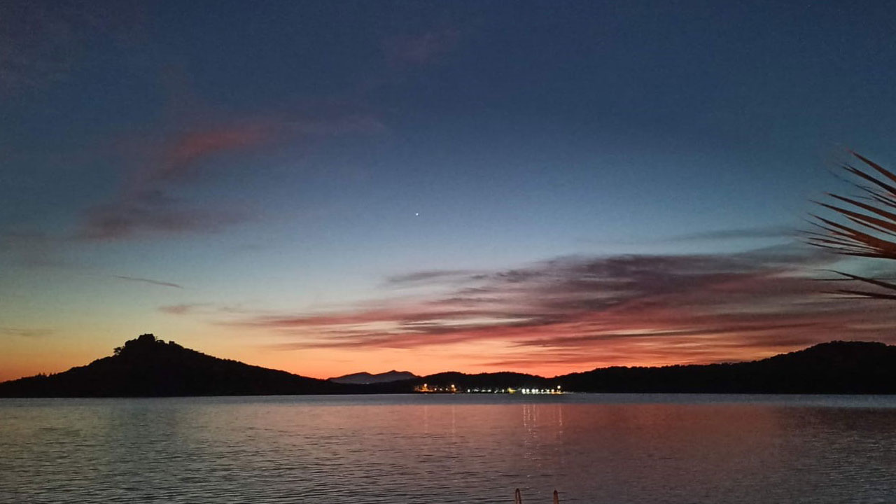 Nefes kesen manzara! O ilimizde günbatımını izlemek isteyenler sahile akın etti