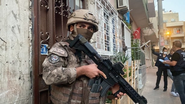 Foto - Nefes onlara haram! Türkiye'den şafak baskını