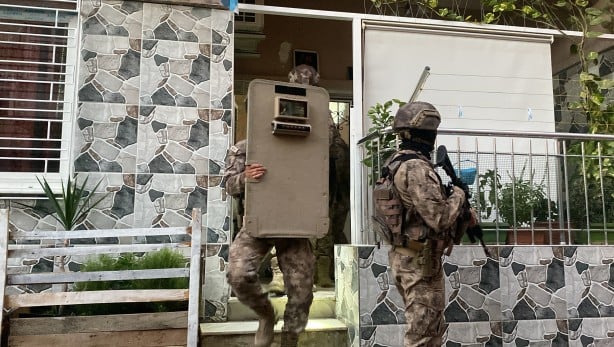 Foto - Nefes onlara haram! Türkiye'den şafak baskını