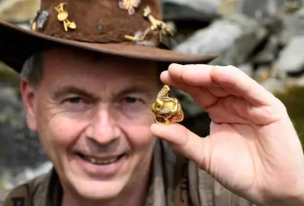 Foto - Nehirde yüzerken eline çarptı! Yanlışlıkla dünyanın en büyük altınını buldu... Ekipler nehirde harekete geçti