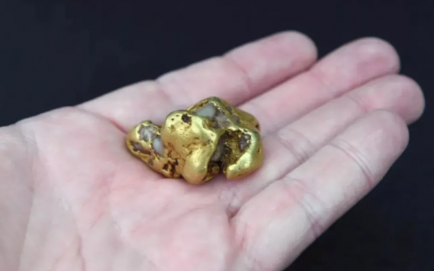 Foto - Nehirde yüzerken eline çarptı! Yanlışlıkla dünyanın en büyük altınını buldu... Ekipler nehirde harekete geçti