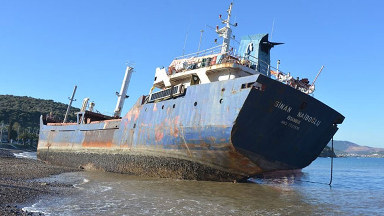 Foto - Neler oluyor? 54 gemi terk edildi